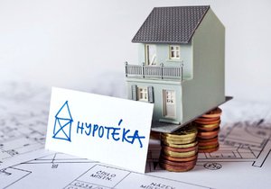 Domček na stĺpoch z mincí s nápisom hypotéka